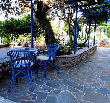 Paved courtyards at Giaglakis accommodations in Sifnos