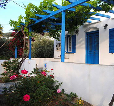 The garden at the Giaglakis accommodations in Sifnos