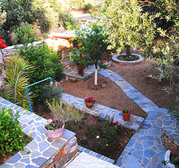 The garden at the Giaglakis accommodations in Sifnos