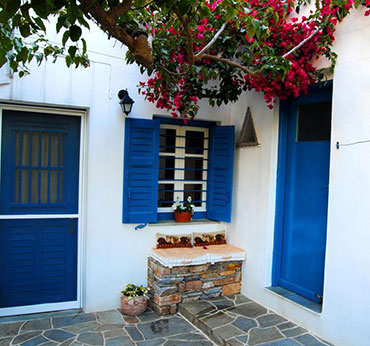 Outdoors in Giaglakis accommodation in Sifnos