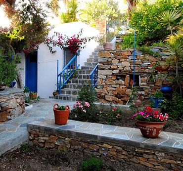 The garden at the Giaglakis accommodations in Sifnos
